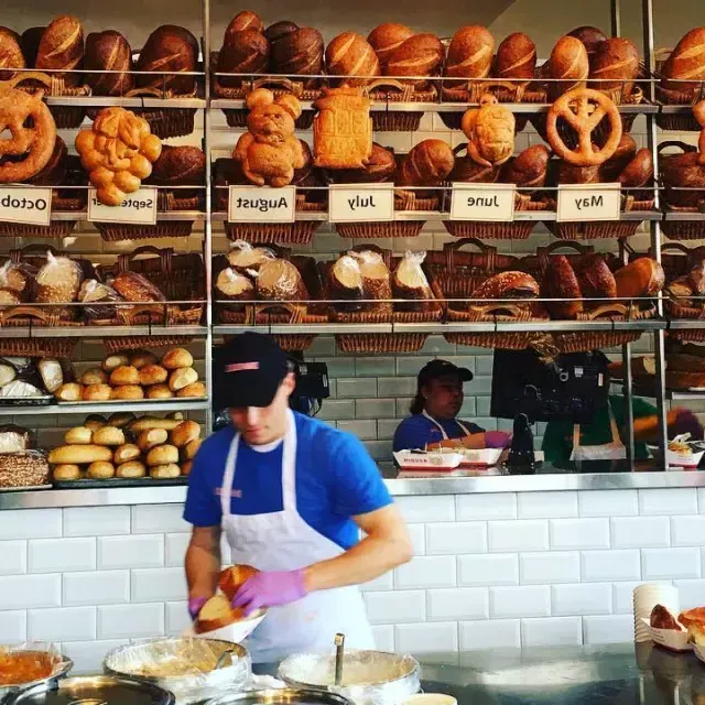 Les boulangers préparent du pain au levain à la boulangerie Boudin à 贝博体彩app.