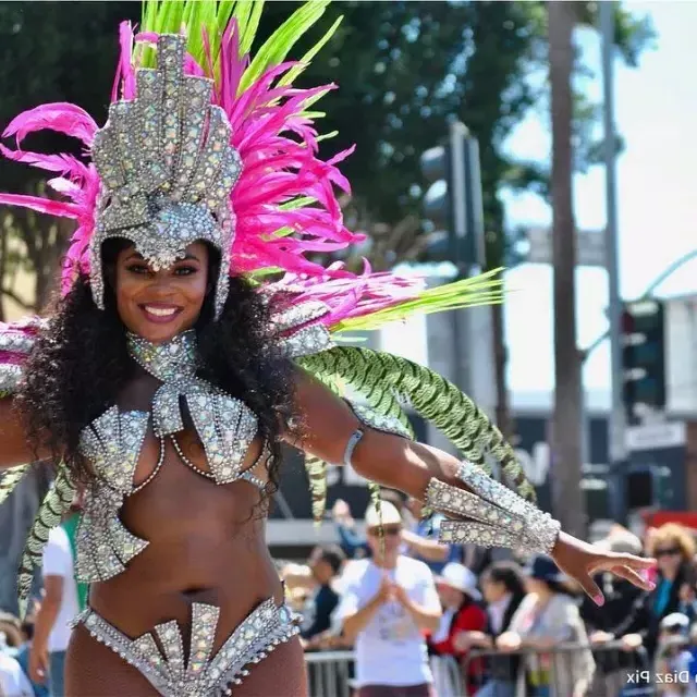 Danseuse de carnaval à la Mission